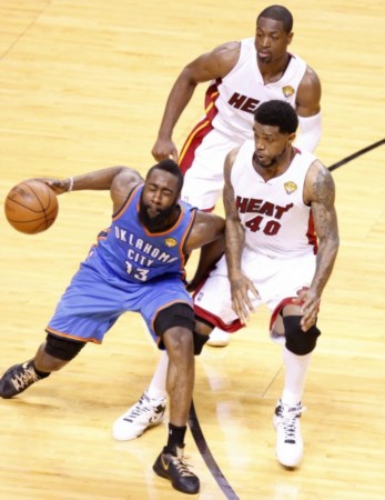 NBA总决赛奇迹之夜与篮球友情的温暖故事，一场篮球比赛的传奇之旅